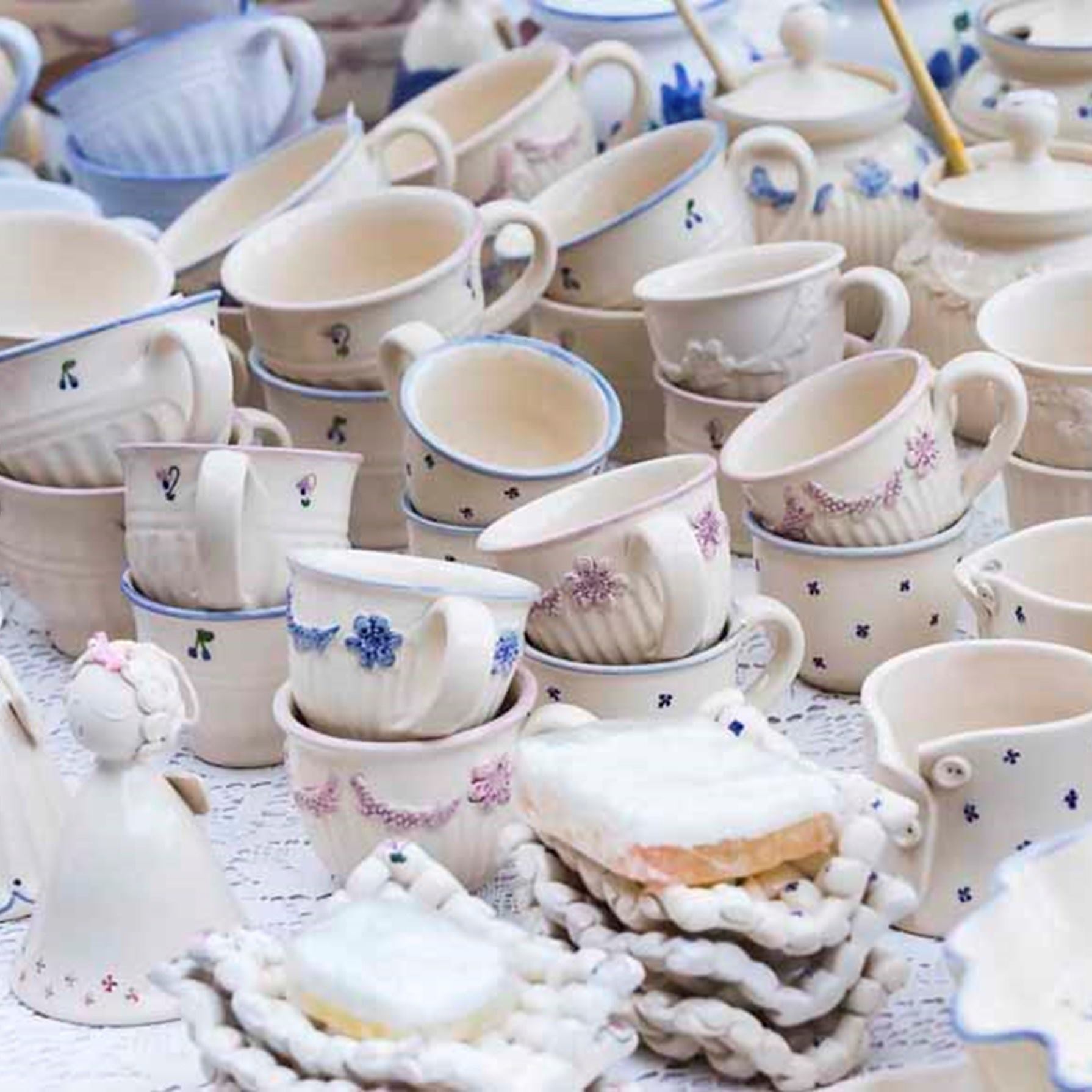 Tazas de cerámica con colores pasteles